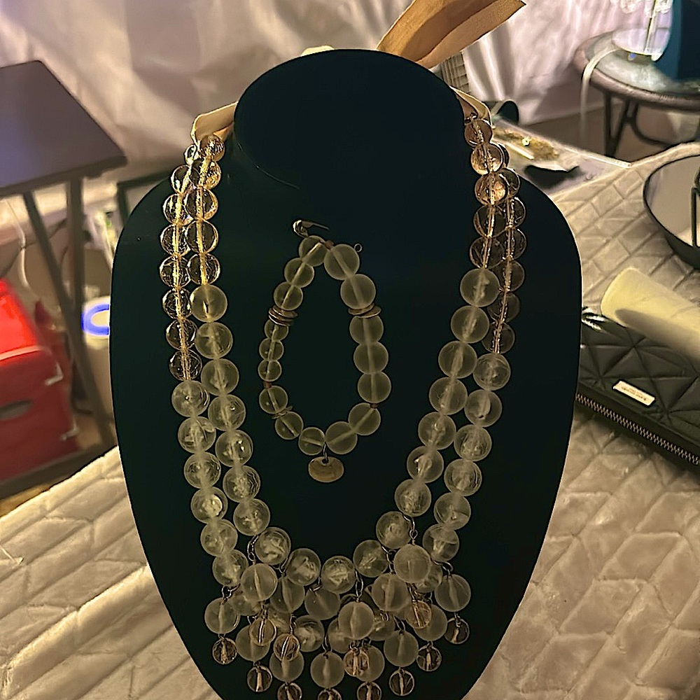 Unbranded gorgeous necklace bracelet set! Professionally cleaned!
